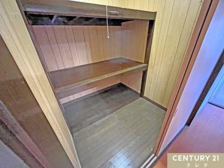 ���[ �y�[�ˁz
1�K�ɂ͎��[�ɕ֗��Ȕ[�˂�����܂��B
�|���p�����Օi�X�g�b�N�A�G�߉Ɠd�Ȃǂ����[����̂Ƀs�b�^���ł��B