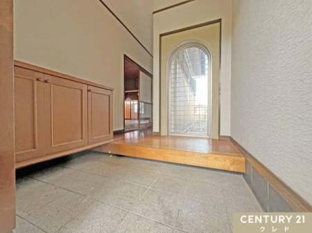 ���� �A�[�`�`�̑�����ۓI�Ȍ��փz�[���B
�V���[�Y�{�b�N�X������A�X�b�L���Ƃ����y�ԃX�y�[�X���m�ہB
�C�̒E��������ו��̎����^�т��y����I