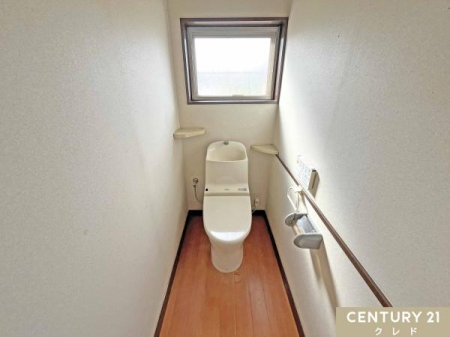 �g�C�� �y2�K�g�C���z
2�K�ɂ��������֍��t���g�C����݂��Ă���̂Ő����������X���[�Y�ɂȂ�܂��B���̖Z�������ԑт�2�����̃g�C���𗘗p�ł��邱�Ƃŏo�΂�o�Z�O�̎��Ԃɗ]�T�����܂�܂��B