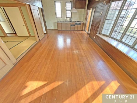 ���r���O �yLDK17���z
�אڂ���a��8���Ƃ͈����˂Ŏd�؂��Ă���A�J�������20�������ɁB
�Ƒ����������Ƃ��낰��S�n�悢��Ԃł��B