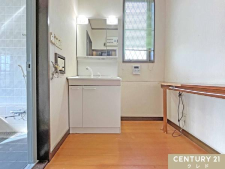 ���ʑ�E���ʏ� �O�ʋ��Ǝ��[�͂̂�����ʉ��ϑ䂪�A�����̒��̎x�x�����K�ɂ��Ă���܂��B
�J�E���^�[������A���󕨂̎d�����⏬���̈ꎞ�u���ɂ��d�󂵂܂��B