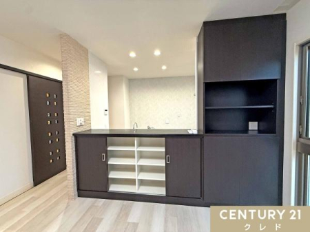�L�b�`�� �����˂̉��i���[�E�I�[�v���I�E�㕔���[�ƁA�p�r�ɍ��킹�����ʂȎ��[�X�y�[�X���m�ہB
�L�b�`����������ł���������ԂɕۂĂ܂��B