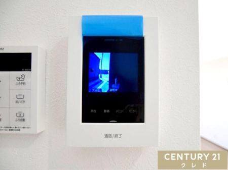 ���̑� �yTV���j�^�[�t���C���^�[�t�H���z  
���K�҂̎p�������̃��j�^�[�Ŋm�F�ł�����S�̐ݔ��B�Z�[���X�Ȃǂ̑Ή����T�������Ƃ���A���q�l�̂�����Ԏ��ɂ��S�����@�\�ł��B