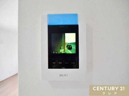 ���̑� �yTV���j�^�[�t���C���^�[�t�H���z  
���K�҂̎p�������̃��j�^�[�Ŋm�F�ł�����S�̐ݔ��B�Z�[���X�Ȃǂ̑Ή����T�������Ƃ���A���q�l�̂�����Ԏ��ɂ��S�����@�\�ł��B