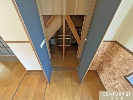 ���[ �K�i���̃f�b�h�X�y�[�X��L�����p�������[�X�y�[�X�B
�����p�i����G�߉Ɠd�܂Ŏ��܂�A���������B���Ȃ���L�X�Ƃ���������ۂĂ܂��B