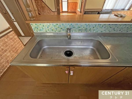 �L�b�`�� �y�V���N�z
��Ƃ�̂���L�߂̃V���N�́A�傫�ȓ���܂Ƃߐ􂢂��炭�炭���Ȃ���g���₷���B�O���[���~�u���[�̃��U�C�N�^�C�����A�L�b�`���ɖ��邢�A�N�Z���g��Y���܂��B