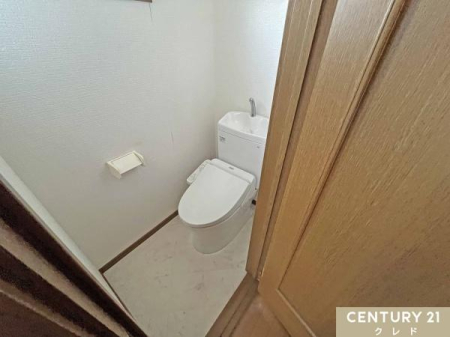 �g�C�� �y2�K�g�C���z
2�K�ɂ��������֍��t���g�C����݂��Ă���̂Ő����������X���[�Y�ɂȂ�܂��B���̖Z�������ԑт�2�����̃g�C���𗘗p�ł��邱�Ƃŏo�΂�o�Z�O�̎��Ԃɗ]�T�����܂�܂��B