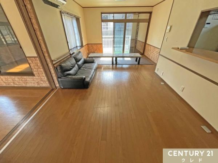 ���r���O �yLDK18���z
��ʂ̑����炽���Ղ�̗z�����~�蒍���܂��B
�J�E���^�[�L�b�`���̓��r���O�Ƃ̈�̊�������A�Ƒ��Ƃ̉�b���e�ފԎ��ł��B