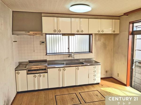 �L�b�`�� 14����LDK�ɂ͑���������������ޖ��邢�L�b�`��������܂��B
�����̃��C�A�E�g�ɂƂ��ꂸ�A���Ƒ��̃��C�t�X�^�C���ɍ��킹�����z�̃L�b�`����Ԃ����R�ɑn���ł��܂��B