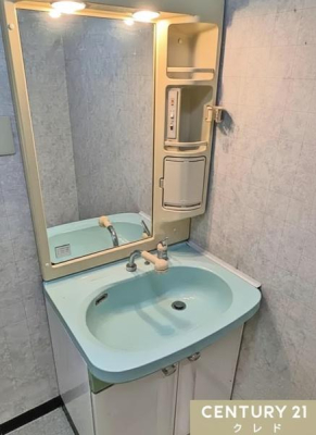 ���ʑ�E���ʏ� �V�����[����t���̂��߁A���q�l�̐�����D����������Ɨ����̂ɕ֗��ł��B
�����Ɏ��[�I���݂����Ă���A�X�L���P�A�p�i�⎕�u���V�ȂǉƑ����̏������܂Ƃ߂Ď��[�\�B