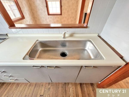 �L�b�`�� �傫�ȃV���N�͂�������H��̐􂢕����y�ɍs���܂��B
�傫�Ȃ�����X�g���X�t���[�Ő􂦂�L���V���N�ɖL�x�Ȏ��[��z�����g���₷���d���̃L�b�`���ł��B