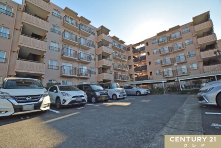 ���̑����n �ŏ�K�Ɉʒu����3LDK�B�쓌�����̂��߂����Ղ�̗z�����~�蒍���A���]���ǍD�ł��B�쓌�E�k����2�ʃo���R�j�[�ŕ��ʂ����ǂ��A�����ɐS�n�悢�����ʂ蔲���܂��B