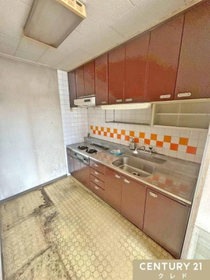 �L�b�`�� �yLDK12.5���z
�Ǖt���L�b�`�����̗p���Ă���A���r���O�X�y�[�X���L���g���܂��B
����ł̂������n���ƂȂ邽�߁A�����g�̂��D�݂̋�ԂɃJ�X�^�}�C�Y���������ɂ������߂ł��B