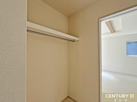 ���[ �y�Ԏ��[���烊�r���O�ւƑ����L���ɂ���A�g������̗ǂ��n���K�[�p�C�v�t���̎��[�B�A��シ���ɃR�[�g��㒅���|�����邽�߁A�ԕ���z�R�����������܂��A�q���I�ȋ�Ԃ�ۂĂ܂��B