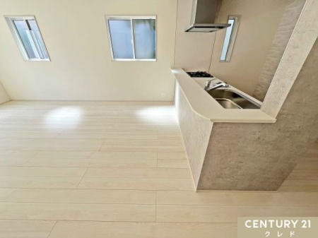 ���r���O �yLDK16���z
���Ƒ��̉�b���e�ޑΖʎ��L�b�`�����̗p����16����LDK�B�������������r���O�̗l�q�����n���邽�߁A�����Ȃ��q�l�����邲�ƒ�����S�ł��B