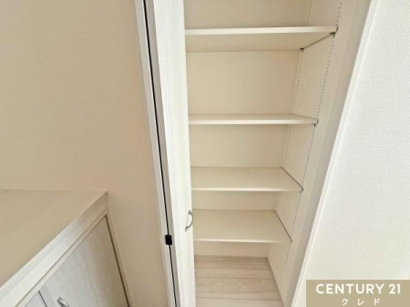 ���[ �L�b�`���̂������΂ɐ݂���ꂽ���I�t���̎��[�X�y�[�X�́A�p���g���[�Ƃ��Ă��劈��B�H�i�̃X�g�b�N�⒲���Ɠd�A���p�i�Ȃǂ���������Еt�����܂��B