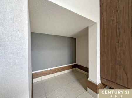 ���[ �y�Ԏ��[�͂��q�l�̊O�V�т̂��������A�K�[�f�j���O�O�b�Y�̎��[�ɂ��҂�����B�O�Ŏg�����ꂪ���ȃA�C�e�����A�����Ɏ������܂��ɃX�b�L���ۊǂł��܂��B