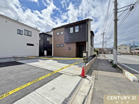 �O�ʓ��H�܂ތ��n�ʐ^ ��搮�����i�񂾂��ꂢ�ȊX���݂ɒa������S5���B�O�ʓ��H��15.5m�����ŊJ�����ɂ��ӂ�A���q�l�̒ʍs�����S�ł��B���ԏ�͕���2�䕪���m�ۂ��A���Ԃ̏o��������X���[�Y�ɍs���܂��B