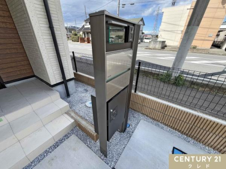 ���̑� �X�^�C���b�V���ȃf�U�C���̋@�\�和�́A�C���^�[�z���A�X�փ|�X�g�A��z�{�b�N�X����ɂ܂Ƃ܂��Ă���A���֎��肪�X�b�L���Ɛ������ꂽ��ۂɎd�オ���Ă��܂��B