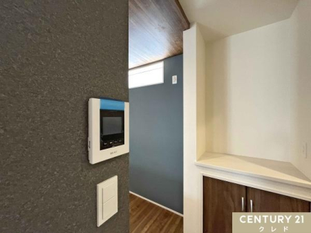 ���̑� �yTV���j�^�[�t���C���^�[�t�H���z  
���K�҂̎p�������̃��j�^�[�Ŋm�F�ł�����S�̐ݔ��B  
�Z�[���X�Ȃǂ̑Ή����T�������Ƃ���A���q�l�̂�����Ԏ��ɂ��S�����@�\�ł��B