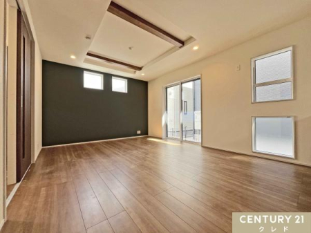 ���r���O �yLDK16.75���z
�ؖڒ��̏��ނƃO���[�̃A�N�Z���g�N���X����������16.75����LDK�B���D���ȃC���e���A�Ɉ͂܂ꂽ�Z��ԂŖ�����Ȃ���Ƒ��Ƃ̎��Ԃ���ނ��Ƃ��ł��܂��B