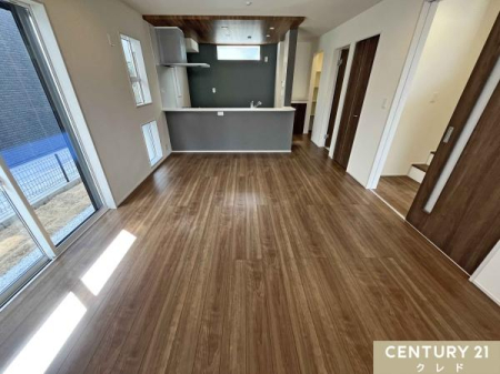 ���r���O �yLDK16.75���z
���Ƒ����W�܂�LDK�͂�Ƃ��16.75���B�쓌���ɊJ������݂������r���O�́A���邢���������Ղ�Ɠ��鋏�S�n�̗ǂ���Ԃł��B