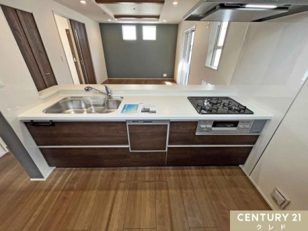 �L�b�`�� 3���R������򐅊�A�Ǝ��̎��Z�ɑ劈��̐H��@�ȂǁA�Ǝ����T�|�[�g����ݔ����[���B�f�U�C�����Ƌ@�\�������˔������L�b�`���ł��B