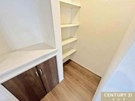 ���[ �L�b�`�����ɂ͑�e�ʂ̃p���g���[�������B�������߂��\�ȉ��I�ŁA�w�̍����{�g����X�g�b�N�i�����ʂȂ����[�ł��܂��B���t���̎��[�������Ă���A���������B���ăX�b�L���Ƃ����L�b�`����ۂĂ܂��B