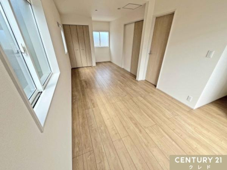 �q������ �y�m��5.25���{5.25���z
�h�A��2��������A�����͊Ԏd�؂������2�����ɕ����邱�Ƃ��\�B���q�l�̐����⃉�C�t�X�^�C���̕ω��ɍ��킹�āA�_��Ɏg������ς�����֗��ȋ�Ԃł��B