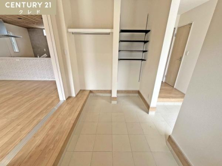 ���� ���r���O�ƒ��ڌq����4.32���̃}���`�G���g�����X�B�x�r�[�J�[��A�E�g�h�A�p�i�����̂܂ܒu�����Ƃ�̍L���ł��B�֗��ȃn���K�[�p�C�v����I�t���ŁA�A���̏㒅���X�b�L�����[�ł��܂��B