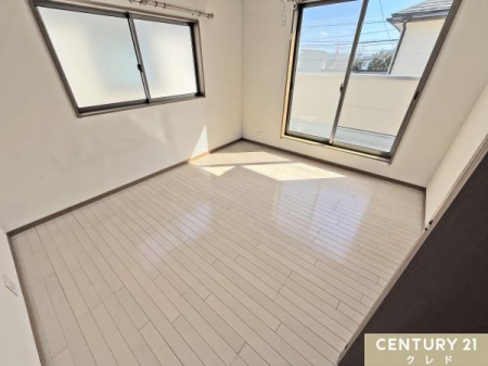 �Q�� �y�m��7���z
�]�T�̂���L���ŉ��K�ɉ߂����鎺���͕v�w2�l�̐Q���ɂ��������߂ł��B
�x�b�h�T�C�h�Ƀe�[�u����u������A�Ǐ��̂��߂̓����{��u�����Ƃ��ł��܂��B