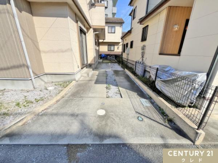 ���ԏ� �v2����߂���J�[�X�y�[�X�t���I
�R���N���[�g�ŕܑ�����A�J�̓��ł��ʂ���܂��ԓ��̂��ꂢ���ێ��ł��܂��B
���ӊ����܂߂Ă��ē����܂��I