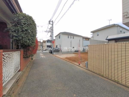 �O�ʓ��H�܂ތ��n�ʐ^ �X�[�p�[��R���r�j�A�h���b�O�X�g�A�ȂǓ���̂��������ɕK�v�Ȏ{�݂��k�������ɑ����A��炵�₷�����ł��B