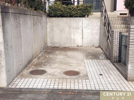 ���ԏ� ���Z�܂��̓J�[�X�y�[�X�t���I
�R���N���[�g�ŕܑ�����A�J�̓��ł��ʂ���܂��ԓ��̂��ꂢ���ێ��ł��܂��B
���ӊ����܂߂Ă��ē����܂��I