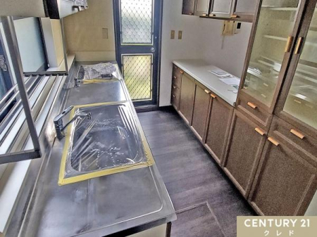 �L�b�`�� �y������z
�Ǝ��̍ۂ̈ړ����X���[�Y�ɍs���鏟����̂���L�b�`���B
�S�~�o���┃�����̉ו��𒼐ڃL�b�`������[�ɉ^�ԍۂɕ֗��ł��B