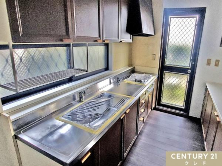 �L�b�`�� ���[�L�x�ȃV�X�e���L�b�`���͓����ɂ�Ƃ�����A�Z��Ԃ��L���m�ہB
�L�b�`���c�[���Ȃǂ���������Ǝ��[���邱�Ƃ��ł������̂������₨�|�������K�ɍs�����Ƃ��ł��܂��B