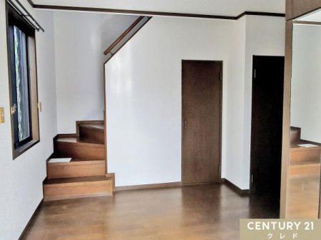 ���[ �y�K�i�����[�z
�ʏ�̓f�b�h�X�y�[�X�ƂȂ�K�i�������[�X�y�[�X�Ƃ��Ċ��p�ł��邽�߁A���Z�X�y�[�X���L���g���܂��B
�G�ߗp�i��|���@�A���p�i�Ȃǂ̎��[�X�y�[�X�Ƃ��Ď�y�ɏo�����ꂪ�\�ł��B