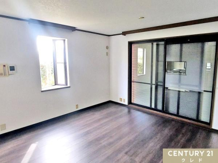 ���r���O �yLDK15���z
���t�H�[����̓_�[�N�g�[���œ��ꊴ�A�������������ԂɁB
�傫�ȑ|���o�������J����΂�Ƃ�̂���ƒg���ȗz�����������݂܂��B