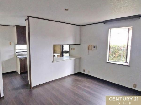 �L�b�`�� �L�b�`���w�ʂ̓J�E���^�[�ɂȂ��Ă��邽�߁A�Ƒ��Ƃ̉�b���Ղ�܂���B
��n���ł������Ȃǂ�n���܂��B
���ꕔCG�ɂ��c�u���P�����s���Ă��܂�