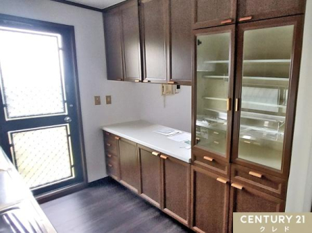 ���[ �J�E���^�[����͎��[�ɂȂ��Ă��邽�߁A�����I�Ȏ��[���\�ł��B
��ƃX�y�[�X�⃆�[�e�B���e�B�X�y�[�X�Ȃǂɂ������p���������܂��B