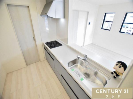 �L�b�`�� �Ζʎ��L�b�`���͉Ƒ��Ƃ̋����������Ƌ߂��������܂��B
�ڂ����Ȃ���R�~���j�P�[�V�������y�񂾂�A�L�b�`���O�Ƀe�[�u������ׂ�ΐH���͂������A���q�l�̏h�������邱�Ƃ��ł��܂��B