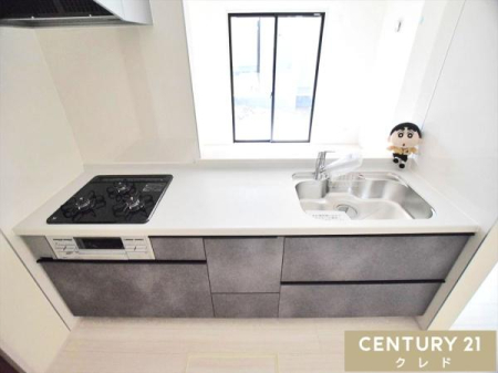 �L�b�`�� �J�����̂���Ζʎ��L�b�`���͉Ƒ��Ɏ�n���ŗ�����H�����n���܂��B
�R�~���j�P�[�V�������Ƃ�Ȃ���X���[�Y�Ȕz�V���Еt�����ł��܂��B