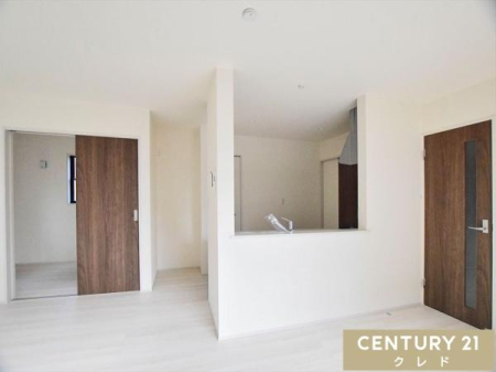 �L�b�`�� �Ζʎ��L�b�`���͉Ƒ��Ƃ̋����������Ƌ߂��������܂��B
�ڂ����Ȃ���R�~���j�P�[�V�������y�񂾂�A�L�b�`���O�Ƀe�[�u������ׂ�ΐH���͂������A���q�l�̏h�������邱�Ƃ��ł��܂��B