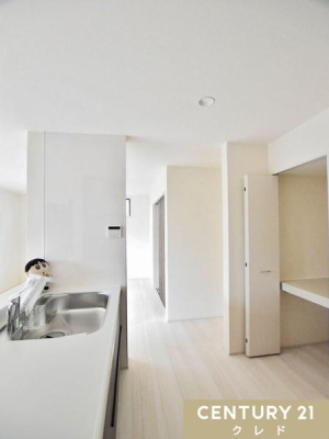 ���̑� �L�b�`���̃V���N����w�ʂȂǂɎ��[���[�����Ă���A�L�b�`���������������X�^�C���b�V���ɂ܂Ƃ߂���݌v�B
��������|�����X���[�Y�ɍs���܂��B