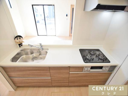 �L�b�`�� �J�����̂���Ζʎ��L�b�`���͉Ƒ��Ɏ�n���ŗ�����H�����n���܂��B
�R�~���j�P�[�V�������Ƃ�Ȃ���X���[�Y�Ȕz�V���Еt�����ł��܂��B