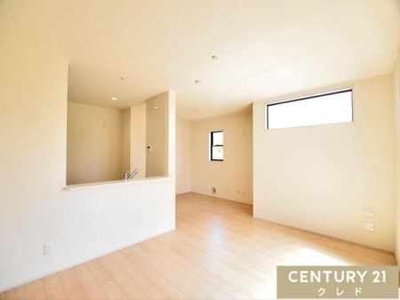 �L�b�`�� �Ζʎ��L�b�`���͉Ƒ��Ƃ̋����������Ƌ߂��������܂��B
�ڂ����Ȃ���R�~���j�P�[�V�������y�񂾂�A�L�b�`���O�Ƀe�[�u������ׂ�ΐH���͂������A���q�l�̏h�������邱�Ƃ��ł��܂��B