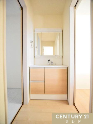 ���ʑ�E���ʏ� �y�Ɨ����ʉ��ϑ�z
�g���₷�����l�������݌v�̐��ʉ��ϑ��ݒu�B
�Z��S�̂̓����Ƀ}�b�`���₷���V���v���ȑ���Ȃ���A���[�͂��d���������K�Ɏg����ݔ��ł��B