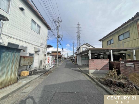 �O�ʓ��H�܂ތ��n�ʐ^ ����������u�������R�v�w�k��5���B�ߗׂɃR���r�j��h���b�O�X�g�A���[�������֗��Ȋ��ł��B