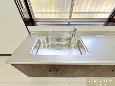 �L�b�`�� �y��Ƃ肠�鑢��̃V���N�z
�傫�ȓ��t���C�p�������̂܂ܐ􂦂�A��Ƃ肠�鑢��̃V���N�ł��B
����Ȃǂ̂��u����A�H��ɂ͉Ƒ����̐H�����x�ɂ܂Ƃߐ􂢂��邱�Ƃ��ł��܂��B