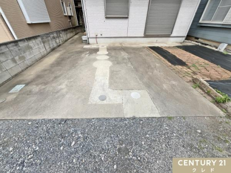 ���ԏ� 2����߂邱�Ƃ̂ł��钓�ԏ�́A�X�y�[�X���L���Ƒ��̎Ԃ◈�q���]�T�������Ē��ԉ\�B
�o��������K�Ō����I�ɃX�y�[�X���g���܂��B